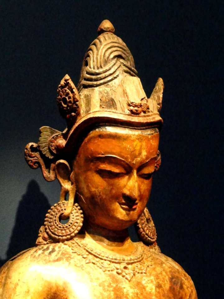 Bodhisattva White Avalokiteshvara (Amoghapasha Lokeshvara), detail, early Malla period, 14th century, Nepal, polychromed wood - Freer Gallery of Art - DSC05221