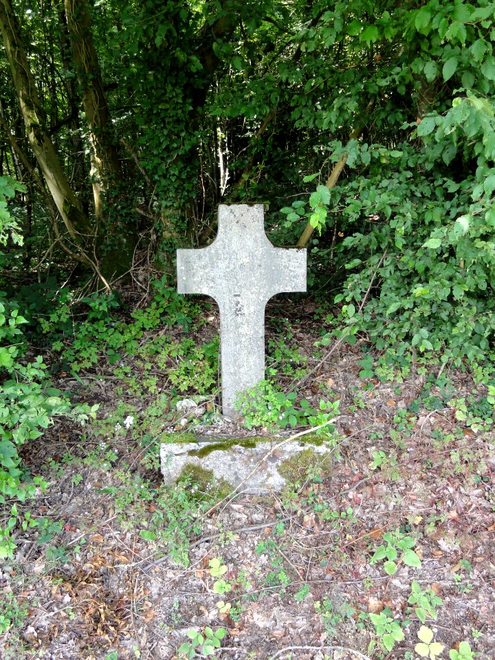 Bousignies-sur-Roc (Nord, Fr) croix près du mémorial RAF
