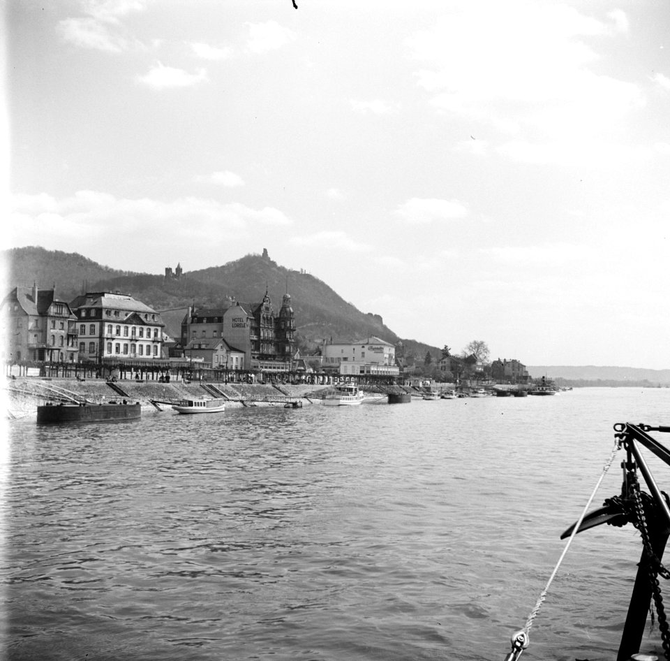 Boulevard van Königswinter, op de achtergrond de Drachenfels met ruïne Burg Dra…, Bestanddeelnr 254-1052