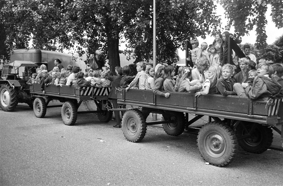 Bosdagen voor kinderen in Amsterdamse Bos , kinderen tijdens rondrit in karren, Bestanddeelnr 924-7520