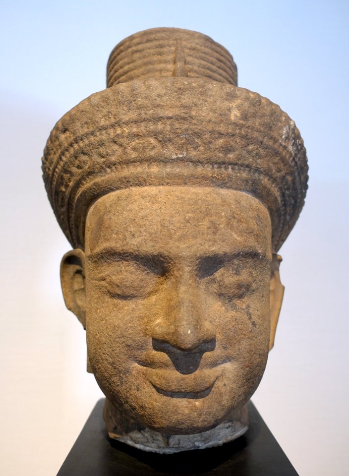 Bodhisattva head, Khmer, 12th-13th century AD, sandstone - Matsuoka Museum of Art - Tokyo, Japan - DSC07033