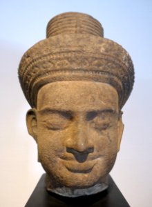 Bodhisattva head, Khmer, 12th-13th century AD, sandstone - Matsuoka Museum of Art - Tokyo, Japan - DSC07033