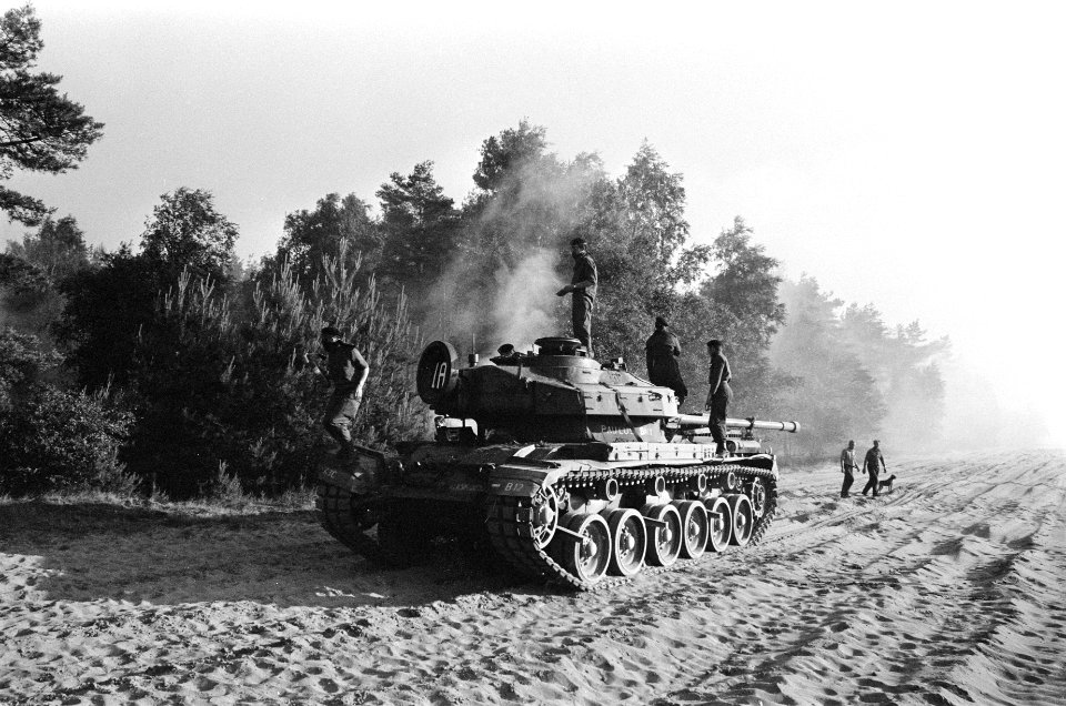Bosbrand bij t Harde op de Veluwe leger kwam te hulp centuriontank, Bestanddeelnr 923-6019
