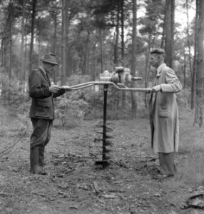 Bosbewerking, mannen, machines, werktuigen, boren, Bestanddeelnr 251-8532