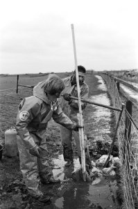 Bodemonderzoek in Volgermeerpolder nu laatste vaten chemisch afval verwijderd zi, Bestanddeelnr 931-8925