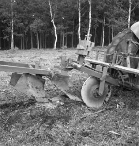 Bosbewerking, machines, werktuigen, ploegen, Bestanddeelnr 253-4617