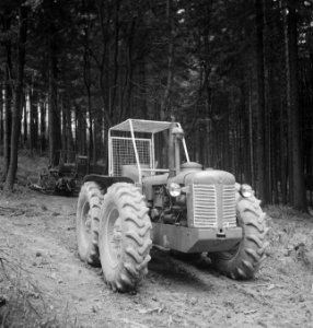 Bosbewerking, machines, werktuigen, Tractors, Bestanddeelnr 253-4054