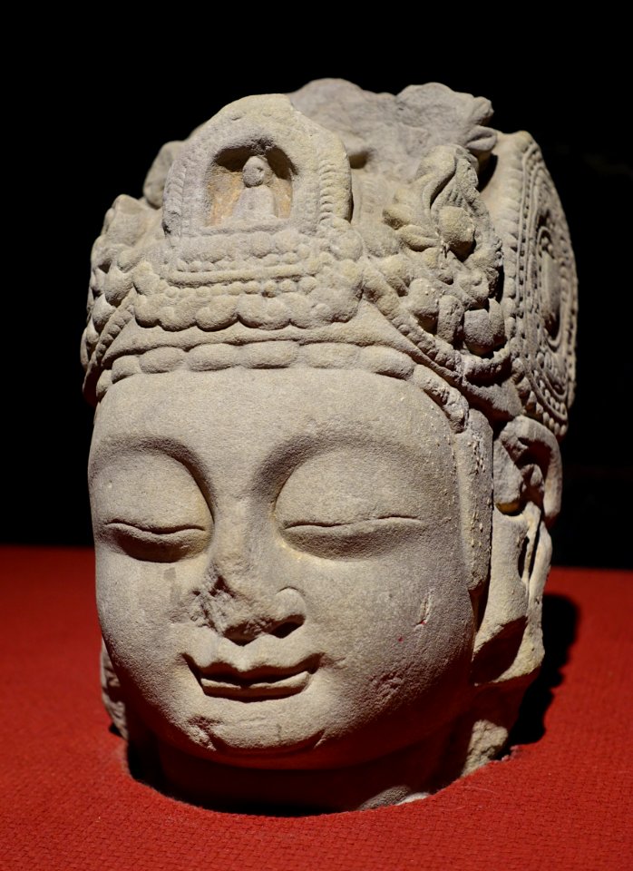 Bodhisattva head, China, unearthed from Kaiyuan Temple, Mianyang, Sichuan Province, Tang dynasty, 618-907 AD, sandstone - Sichuan Provincial Museum - Chengdu, China - DSC04524