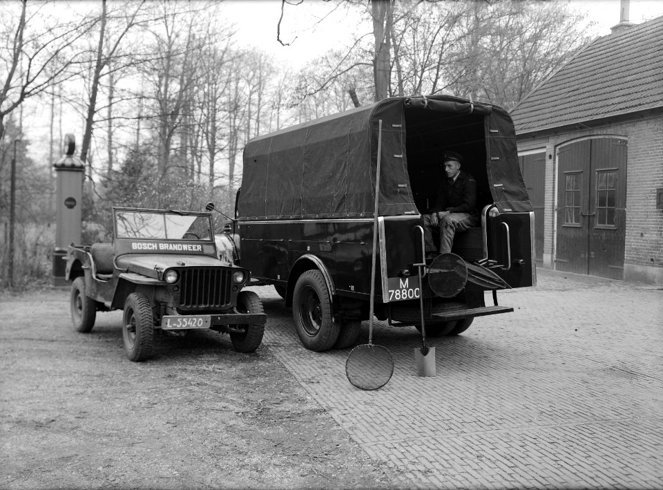 Bosbrand en stormschade, jeeps, wagens, apeldoornse bosbrandweer, Bestanddeelnr 164-0792