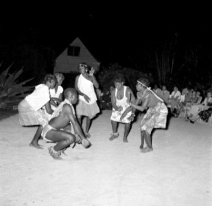 Boslandcreolen dansen voor de koningin in de tuin van het gouvernementshuis in P, Bestanddeelnr 252-4502