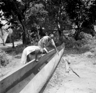 Boslandcreolen bouwen aan een korjaal in Langetabbetje in Suriname, Bestanddeelnr 252-6742
