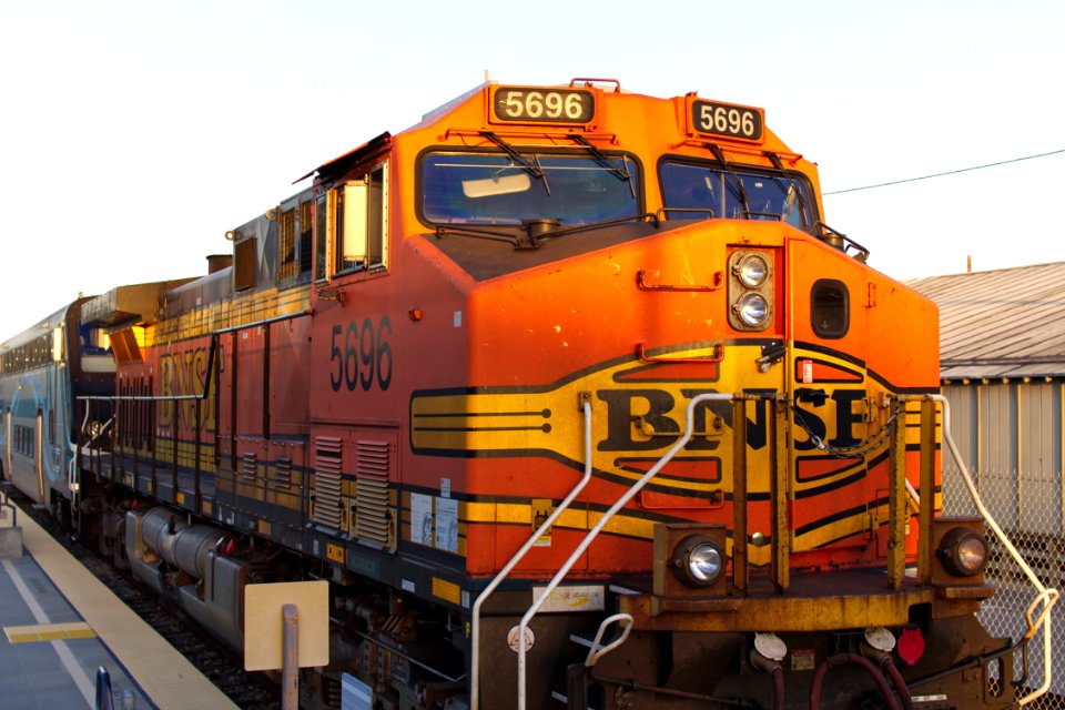 BNSF 5696 pulling Metrolink into East Ventura station 2016-03-25