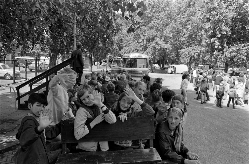 Bosdag in Amsterdams Bos kinderen in kar, Bestanddeelnr 923-6891