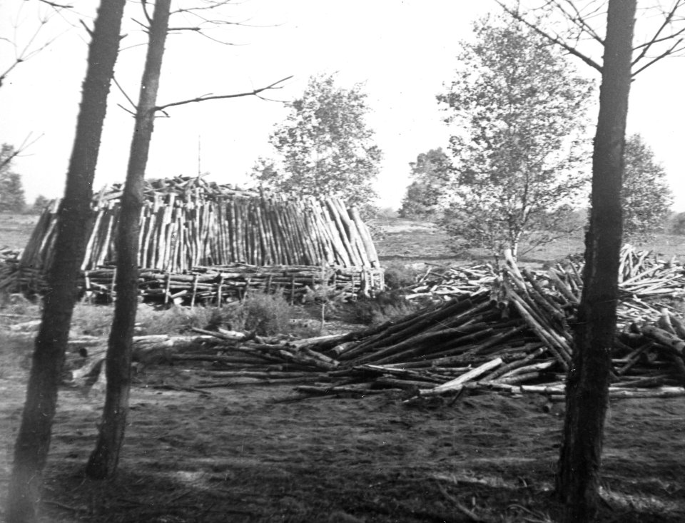 Bosbouw, winning van bijprodukten, kool, schors, meiler, Bestanddeelnr 194-0659