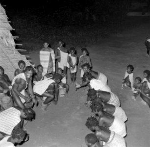 Boslandcreolen aan het nachtdansen (de Awasadans) in Langetabbetje, Bestanddeelnr 252-6812