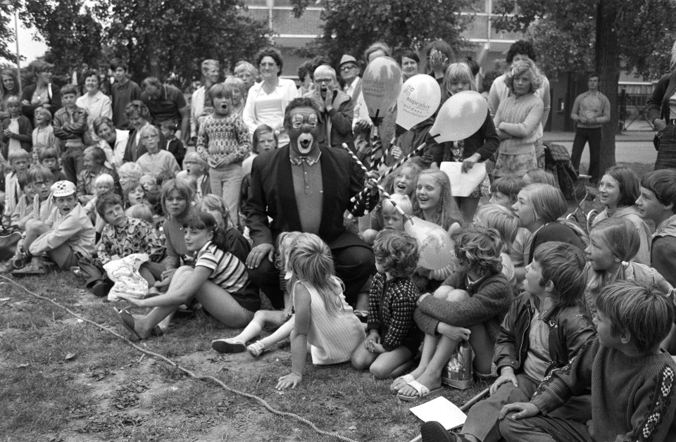 Bosdagen voor kinderen in Amsterdamse Bos, Pipo tussen kinderen tijdens voorstel, Bestanddeelnr 924-7521