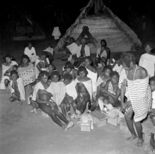 Boslandcreolen bij het nachtdansen (de Awasadans) in Langetabbetje, Bestanddeelnr 252-6810