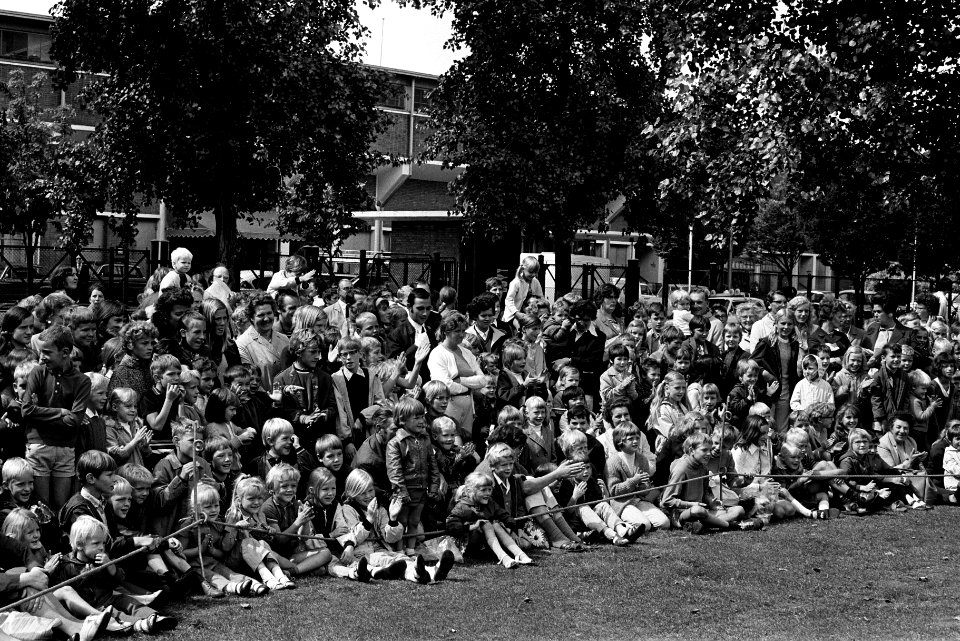 Bosdag in Amsterdams Bos clowns treden op, Bestanddeelnr 923-6889