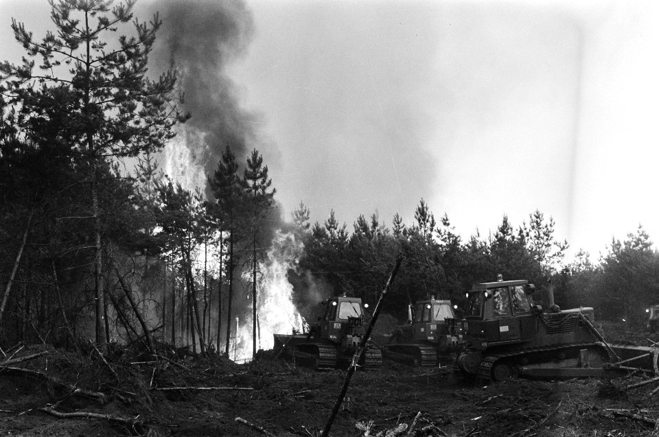 Bosbrand bij Arnhem, bulldozers rijden bos plat, Bestanddeelnr 928-6815