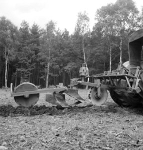Bosbewerking, machines, werktuigen, ploegen, Bestanddeelnr 253-4616