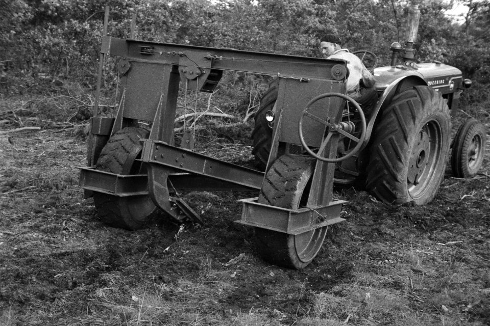 Bosbewerking, machines, werktuigen, tractoren, arbeiders, Bestanddeelnr 170-0889