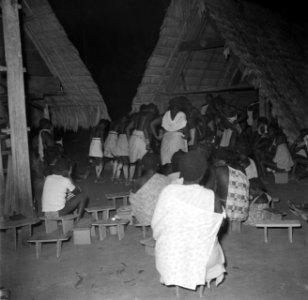 Boslandcreolen aan het nachtdansen (de Awasadans) in Langetabbetje, Bestanddeelnr 252-6813