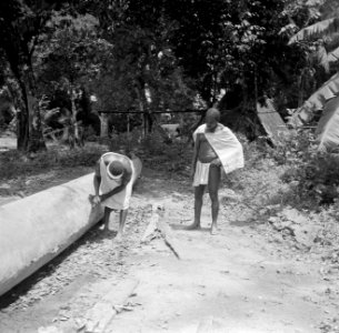 Boslandcreolen bouwen aan een korjaal in Langetabbetje in Suriname, Bestanddeelnr 252-6743