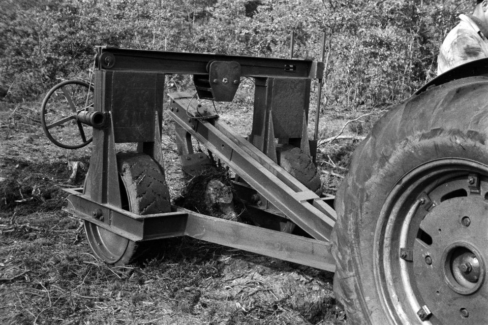 Bosbewerking, machines, werktuigen, tractoren, arbeiders, stobbentrekker, Bestanddeelnr 170-0891