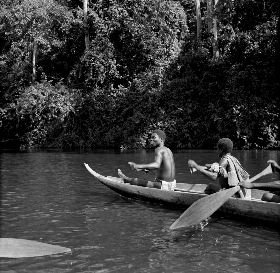 Boslandcreolen in een corjaal op de Surinamerivier, Bestanddeelnr 252-4381