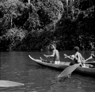 Boslandcreolen in een corjaal op de Surinamerivier, Bestanddeelnr 252-4381