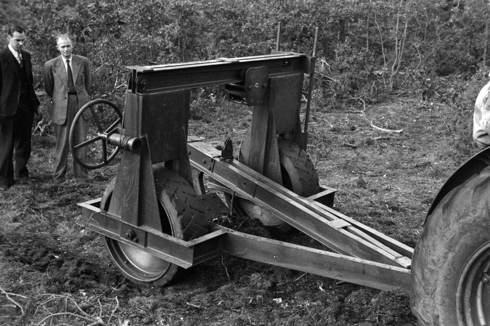 Bosbewerking, machines, werktuigen, tractoren, arbeiders, Bestanddeelnr 170-0890