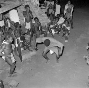 Boslandcreolen aan het nachtdansen (de Awasadans) in Langetabbetje, Bestanddeelnr 252-6806