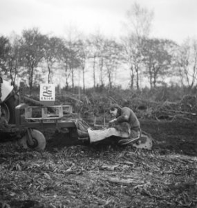 Bosbouw, arbeiders, pootwerkzaamheden, landbouwmachines, werktuigen, Tractors, Bestanddeelnr 253-5643