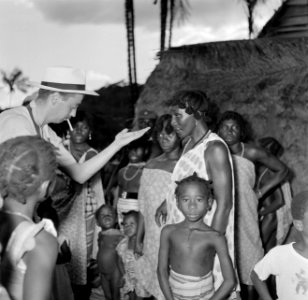 Boslandcreolen in Moengotappoe met Karel van Grol, Bestanddeelnr 252-4464