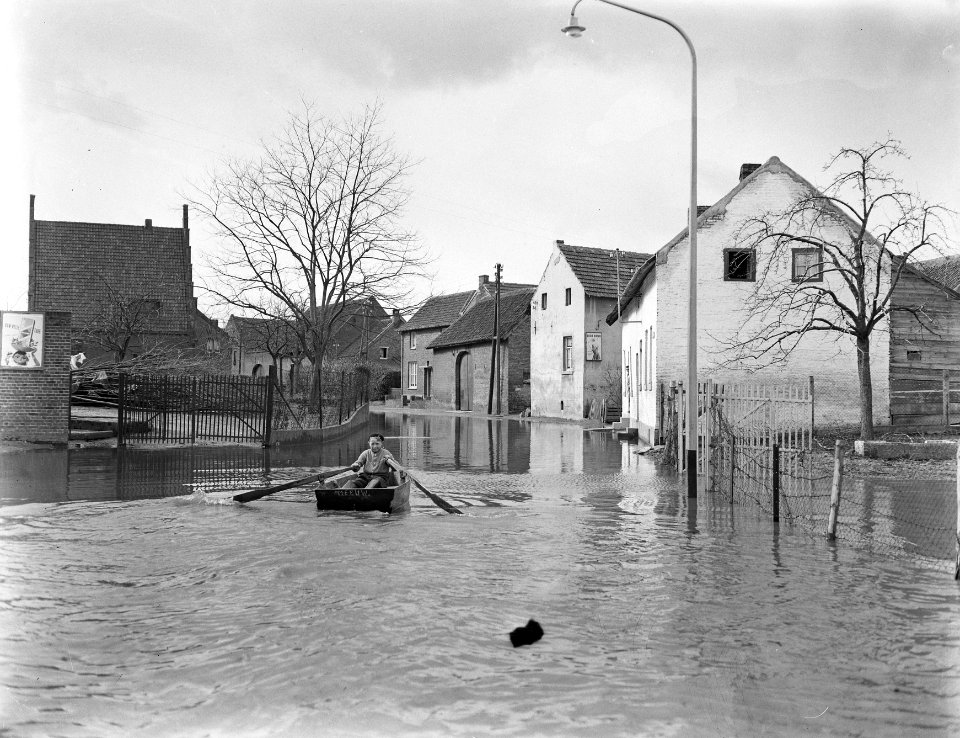 Borgharen en Itteren hoogwater van de Maas, dorpen onder water, Bestanddeelnr 907-6252