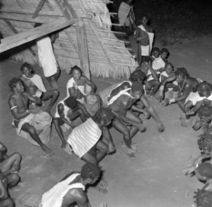 Boslandcreolen aan het nachtdansen (de Awasadans) in Langetabbetje, Bestanddeelnr 252-6809