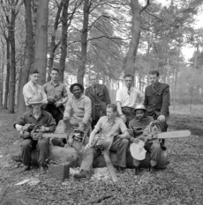 Bosbewerking, arbeiders, gereedschappen, groepsfoto's, zagen, Bestanddeelnr 251-9048