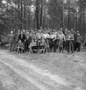 Bosbewerking, arbeiders, gereedschappen, groepsfoto's, Bestanddeelnr 251-7623