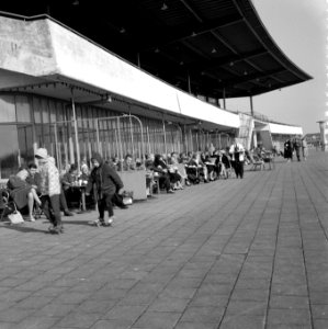 Bosbaanrestaurant vol met zonnende mensen, Bestanddeelnr 909-4100
