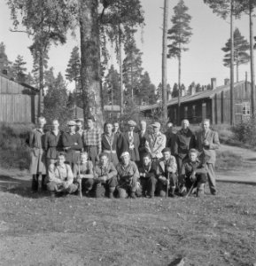 Bosbewerking, arbeiders, gebouwen, groepsfoto's, Bestanddeelnr 251-7750