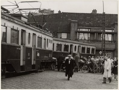 Botsing Blauwe Haarlemse tram van de N.Z.H.V.M. met een visauto op de Leidsevaart nabij de Emmabrug