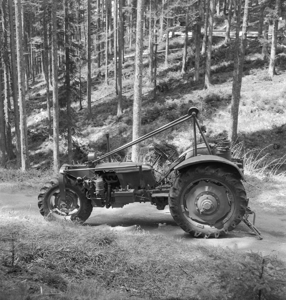 Bosbewerking, landbouwmachines, werktuigen, boswegen, Tractors, Bestanddeelnr 253-5100