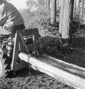 Bosbewerking, arbeiders, boomstammen, landbouwmachines, werktuigen, sleepwerkzaa, Bestanddeelnr 253-4005