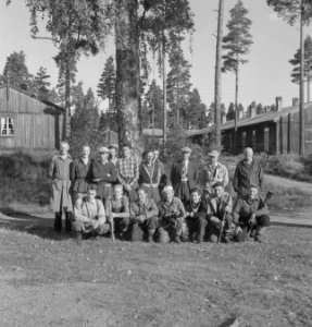Bosbewerking, arbeiders, gebouwen, groepsfoto's, Bestanddeelnr 251-7749