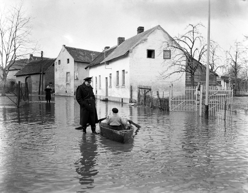 Borgharen en Itteren hoogwater van de Maas, dorpen onder water, Bestanddeelnr 907-6255