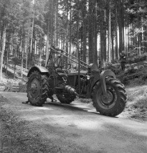 Bosbewerking, machines, werktuigen, boswegen, arbeiders, Bestanddeelnr 253-5098