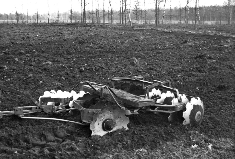 Bosbouw, heide ontginning, grondbewerking, ontwatering, schijvenegge, Bestanddeelnr 195-0030