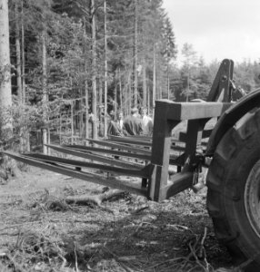 Bosbewerking, machines, werktuigen, arbeiders, Tractors, Bestanddeelnr 253-4484