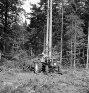 Bosbewerking, machines, werktuigen, arbeiders, Tractors, Bestanddeelnr 253-4482