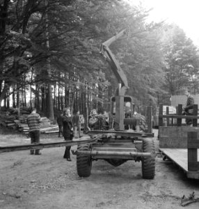 Bosbewerking, machines, werktuigen, arbeiders, karren, Tractors, Bestanddeelnr 253-4488